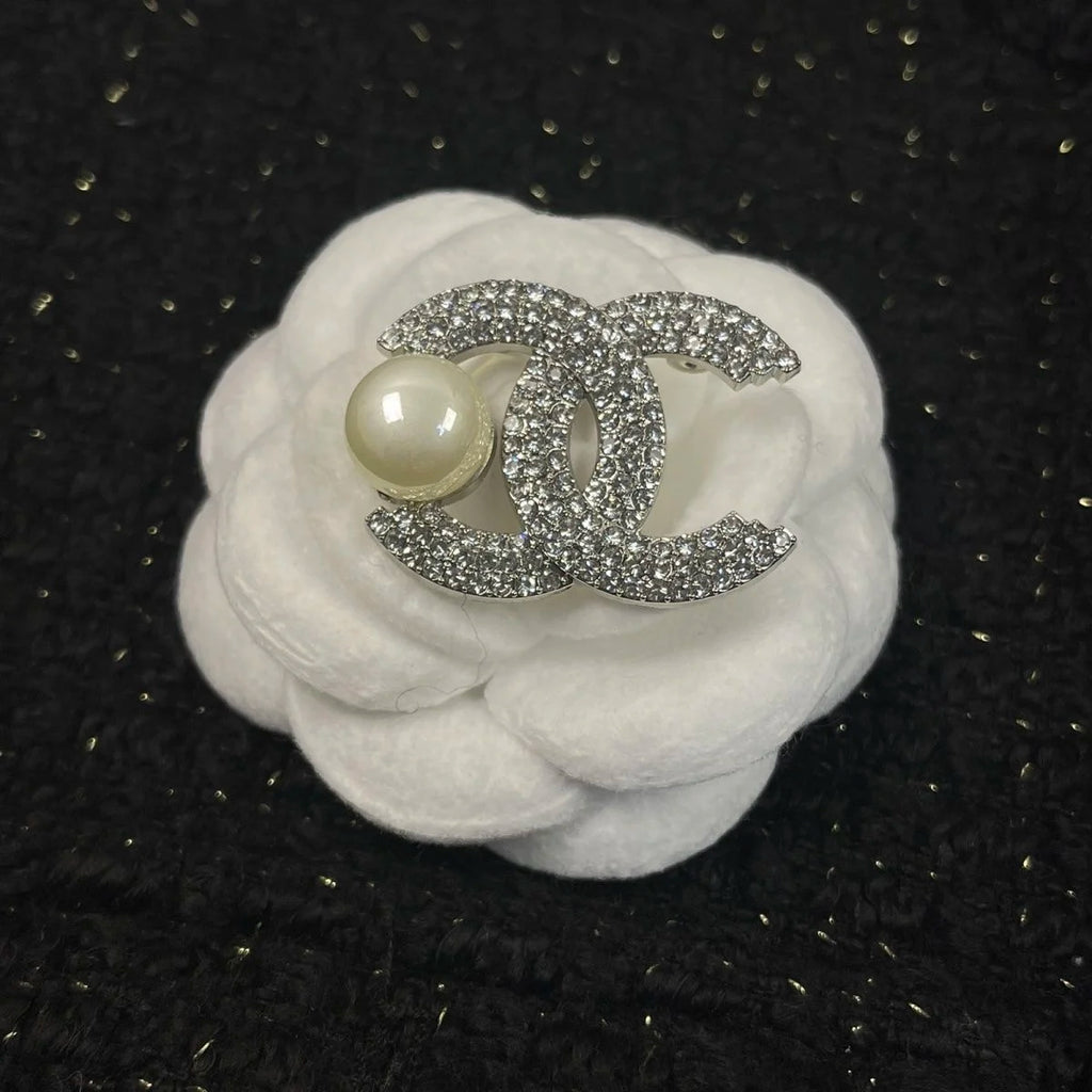 Letter-patterned pearl brooch