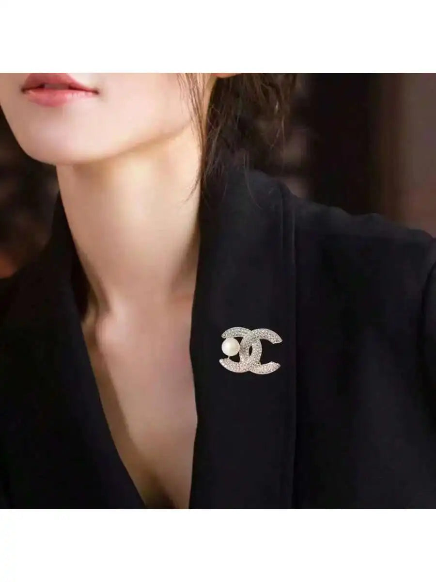 Letter-patterned pearl brooch