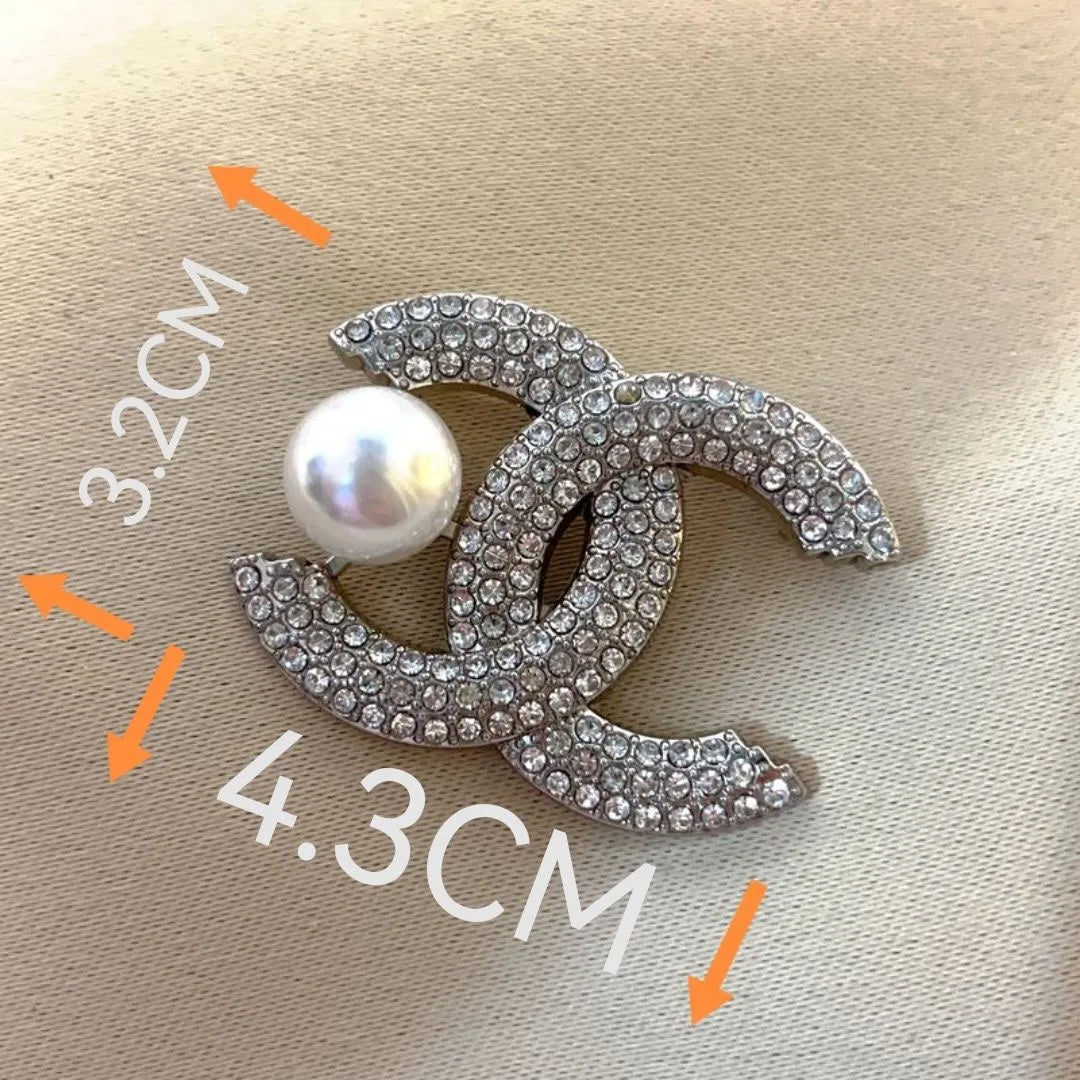 Letter-patterned pearl brooch