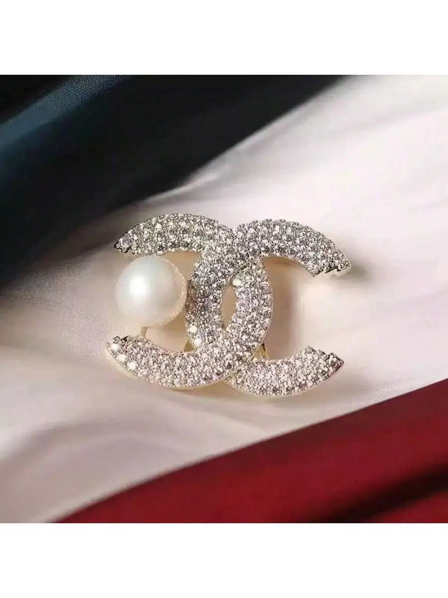 Letter-patterned pearl brooch