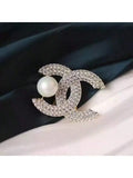 Letter-patterned pearl brooch