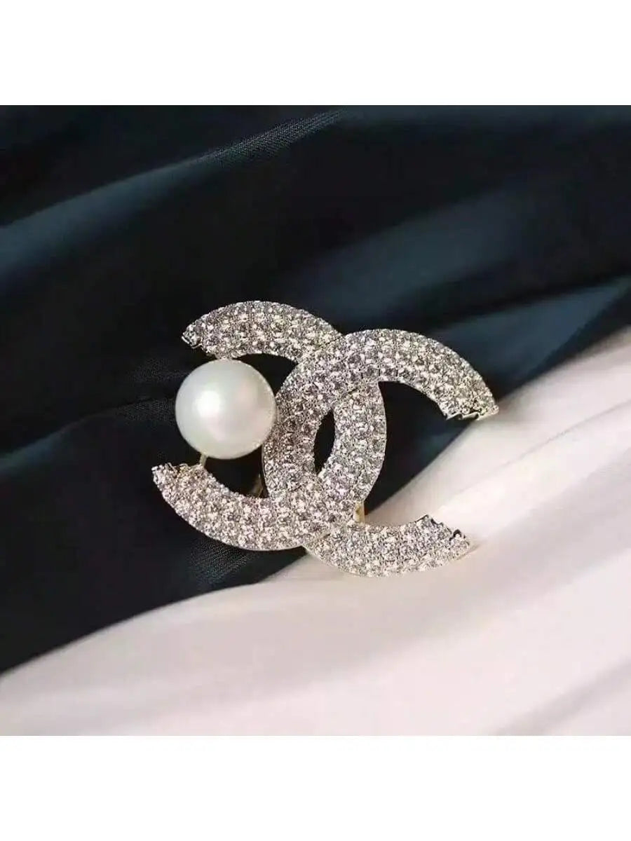 Letter-patterned pearl brooch