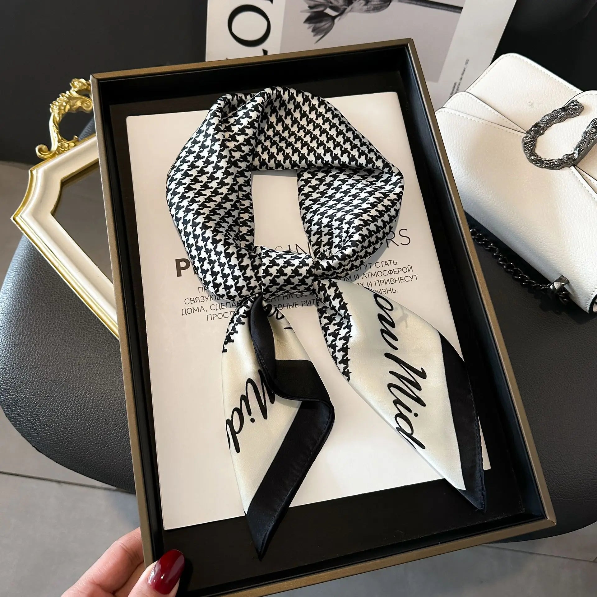2025 New Women's Soft Satin Hair Scarves Fashion Square Printed Headscarf 70cm Professional Accessories Designer Scarf Headband